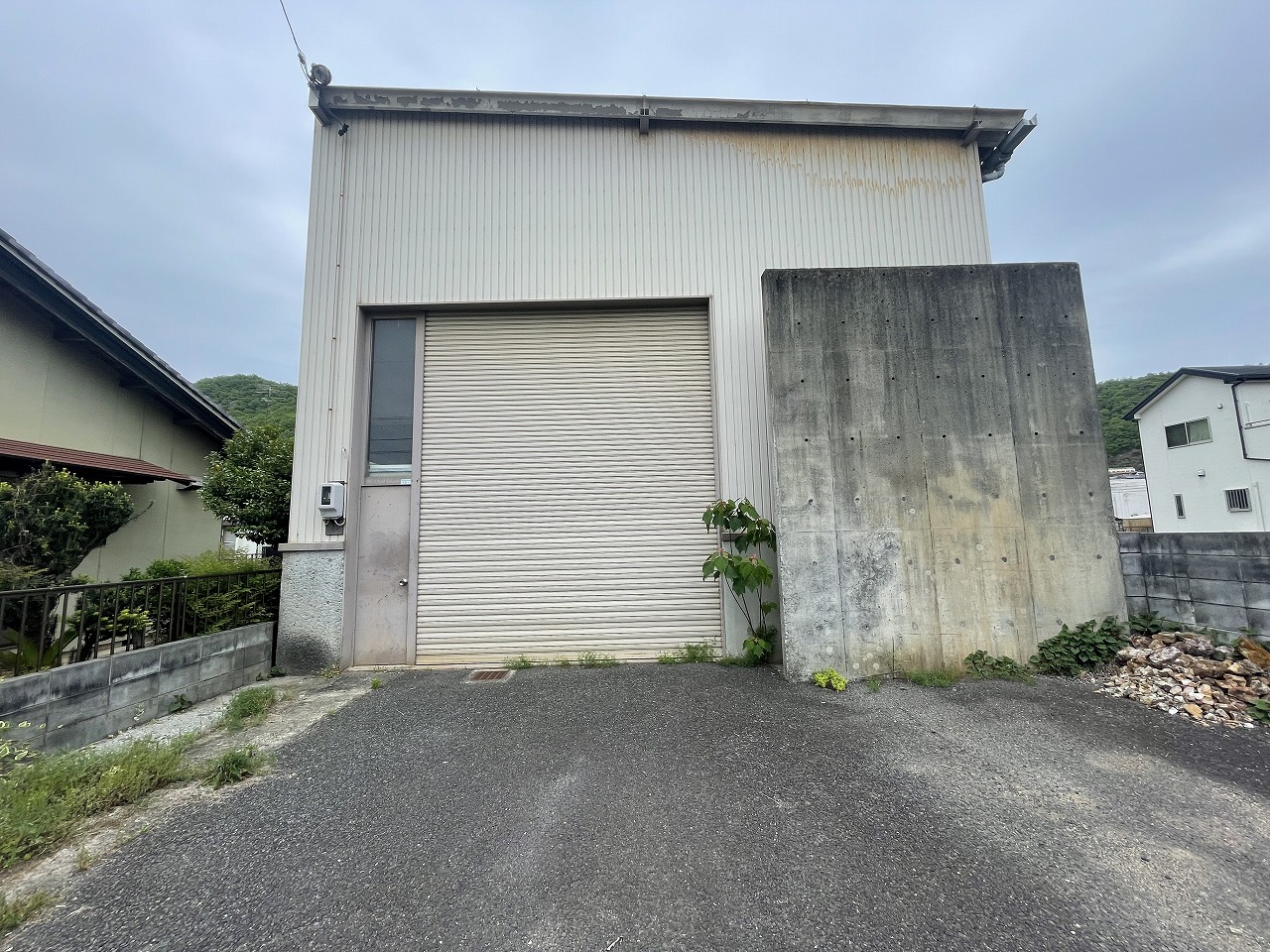 1階＋中2階で使い分け自在、駐車場込みで効実用的な天井高6mの鉄骨 貸 